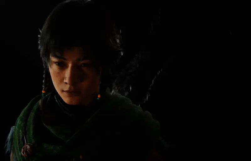 女性角色身穿华丽战甲，手持法器，眼神锐利，背景为夜晚的宫廷庭院