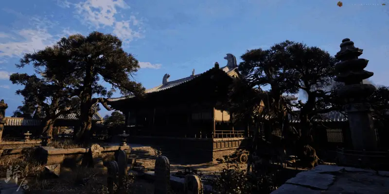 古城墙高耸入云，夕阳映照下泛出金黄光泽，城墙上士兵列队而立