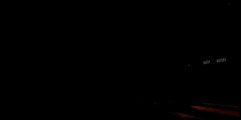 夜色中的湖泊倒映星空，湖面微波荡漾，岸边篝火点亮了探险者的营地