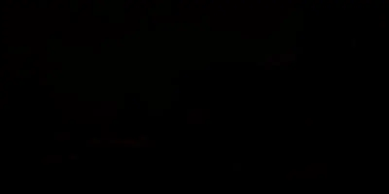 地下洞窟幽深神秘，发光矿石点缀四周，石壁上刻满了古老的图腾与文字