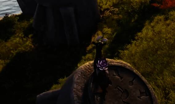 游戏角色站在发光石像头顶，背景光影闪烁，准备触发彩蛋爆炸特效