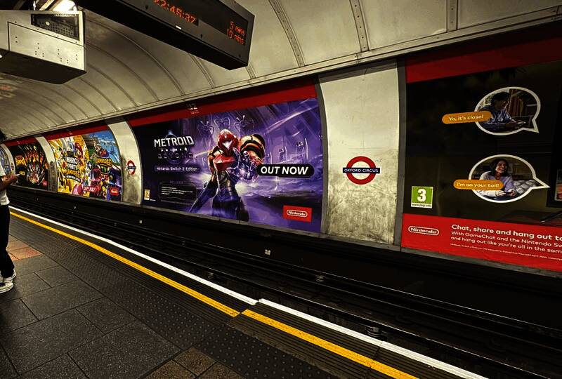 广告多角度实拍图，展示不同视角下的完整画面内容