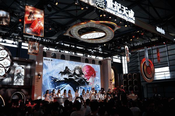 游戏战斗界面演示，显示多角度切换功能及技能释放特效