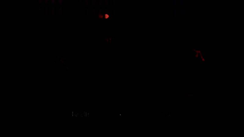 角色互动界面，男女主角对视，背景模糊处理，营造紧张氛围