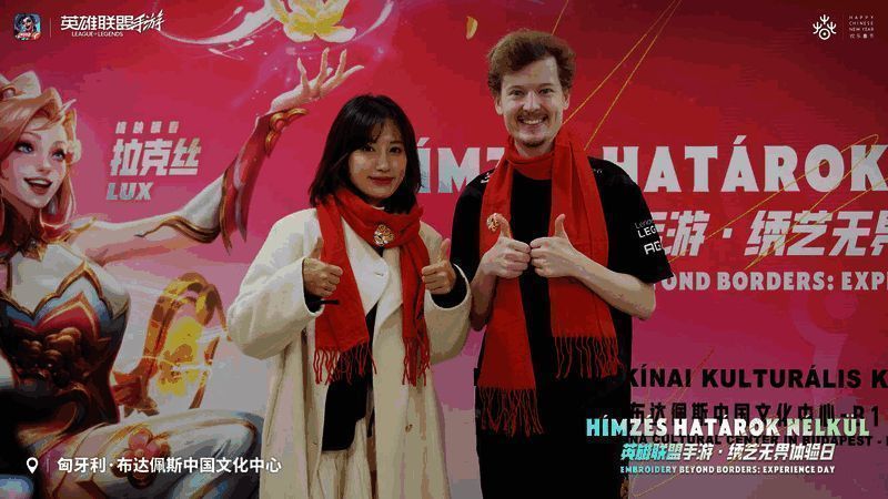 苏绣与马丘刺绣传承人在现场教学场景