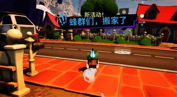 角色拿着蜂巢走在小镇道路上的画面