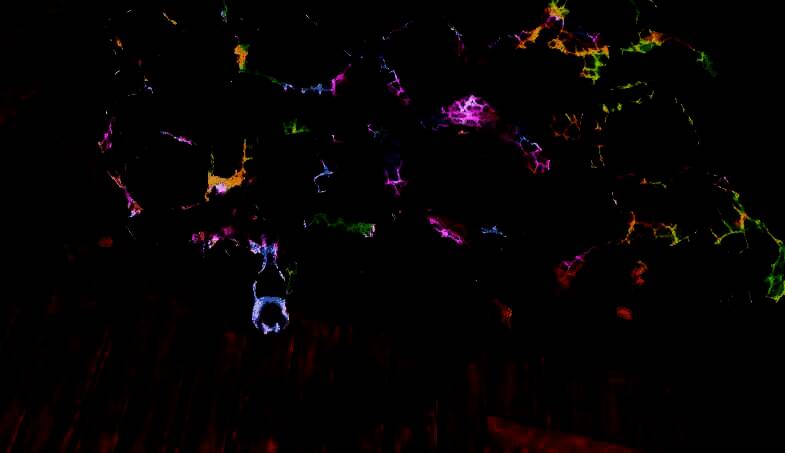 角色正在破坏水晶，周围有碎片飞溅效果