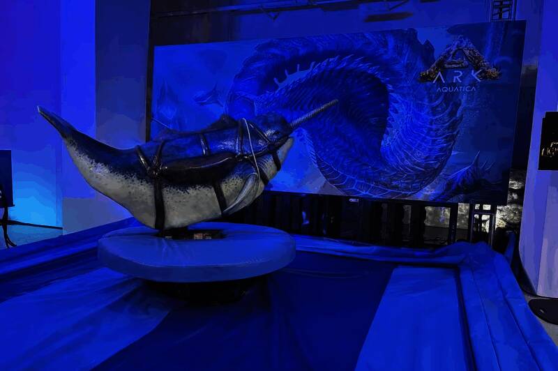 展台中央展示的《方舟：夏日海洋》概念图，呈现蔚蓝海域与神秘水下遗迹