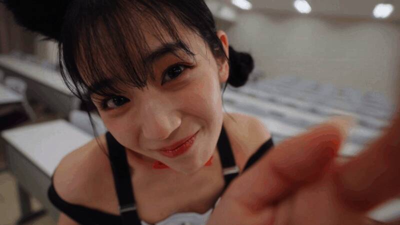 主角在东京街头独自行走，背景为都市夜景，画面写实细腻