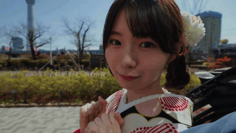 女主角之一在雨中撑伞等待，画面氛围感十足，细节刻画到位