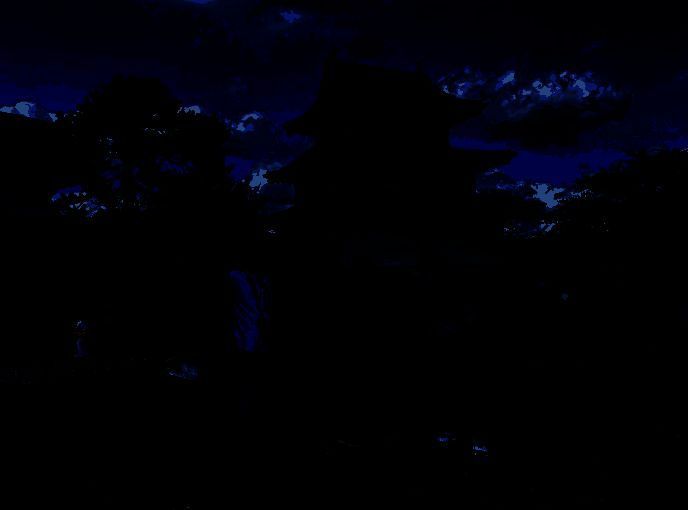 开发团队成员笑容满面，正在讨论手中的地图或笔记