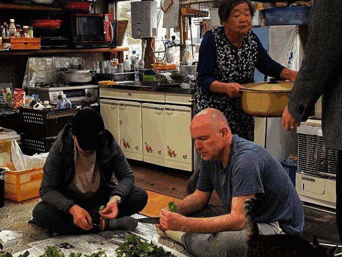 开发团队成员尝试使用传统工具制作手工制品