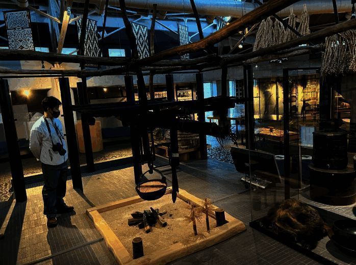 古朴的农耕设施前，开发人员正在拍照记录