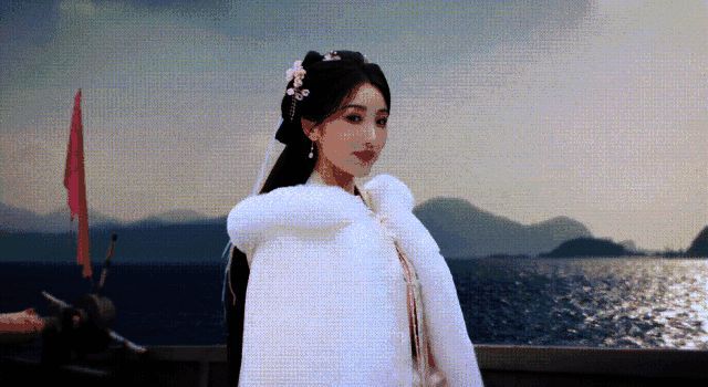 毛晓彤古装扮相亮相，手持账本，面带自信笑容，背景为繁华商铺