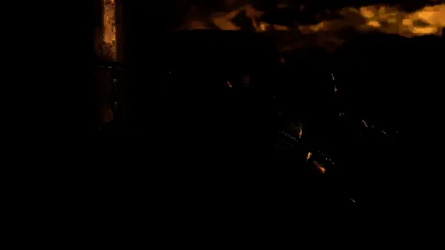 《战争机器：重装上阵》游戏画面，角色在战场中激烈交火