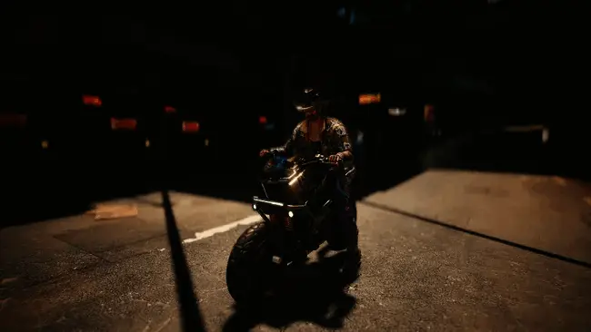 《赛博朋克2077》中角色朱迪的游戏截图，表情自然，场景氛围温馨