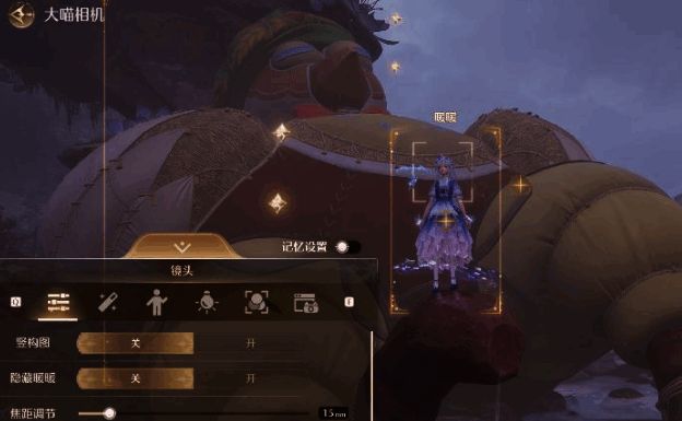 游戏角色站在鸡爪上，手持相机对准画帽鸡正面，取景框内呈现出完整的巨鸡形象，并带有金色边框特效