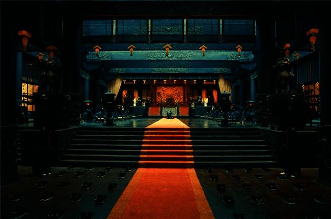 新版《三国》剧照，展现群雄逐鹿的宏大场面与人物表情特写