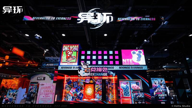 《异环》漫展现场全景展示，展位中央为高还原度的海上列车场景