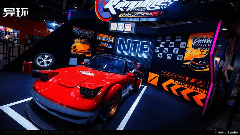 痛车工坊与潮玩店区域细节展示，精致布景吸引大量观众驻足拍照