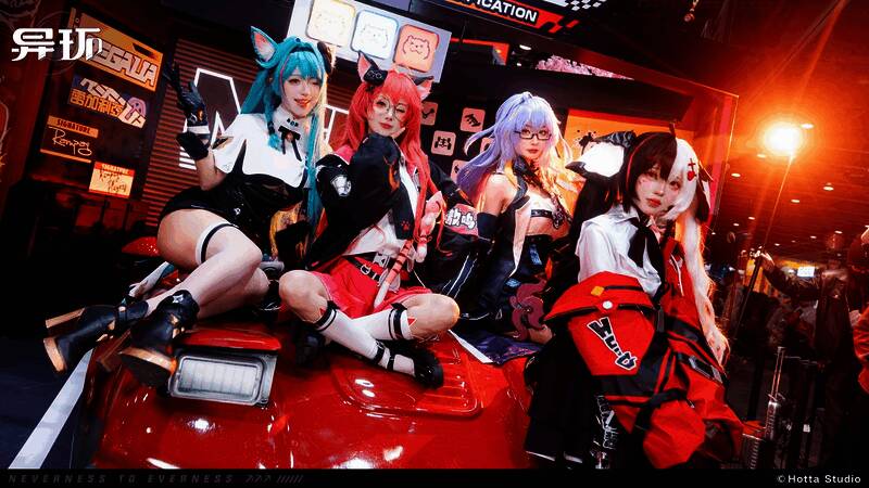 四位Coser与粉丝合影留念，现场气氛热烈非凡