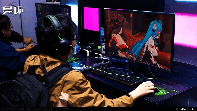 玩家正在试玩《异环》，专注探索画面展现高度沉浸感