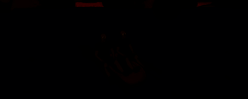 游戏场景截图，展现卡通风格赛道与角色划桨竞速的欢乐画面