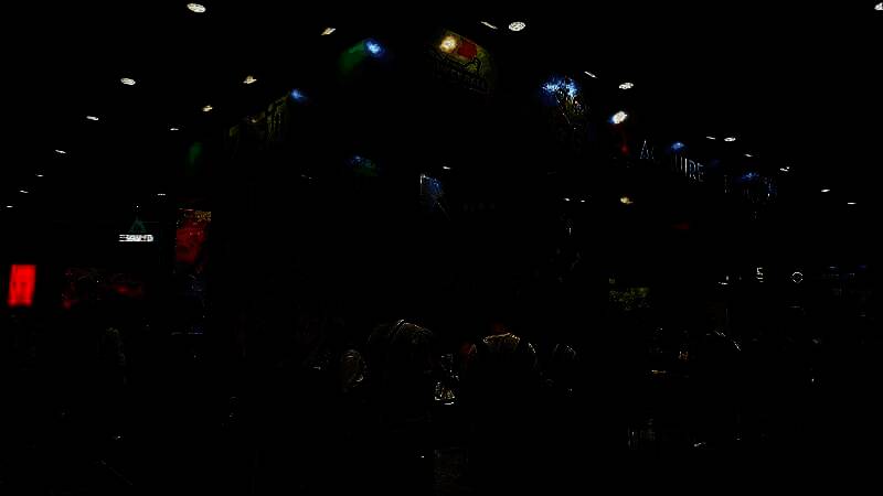 往届核聚变游戏嘉年华现场盛况，人潮涌动，玩家热情高涨