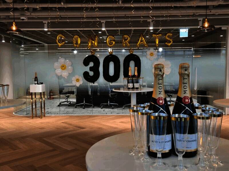 《剑星》宣传图，主角手持长剑与能量盾在废墟中战斗