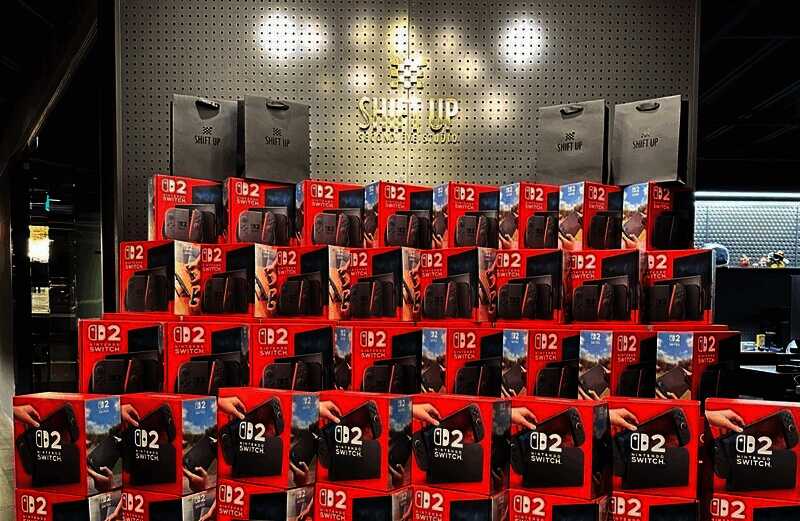 Shift Up办公环境展示，开放式的休闲区域与员工交流场景