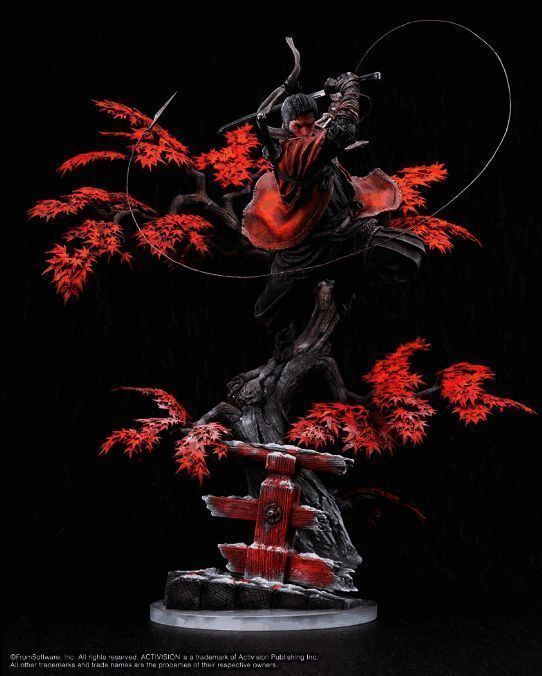 雕像底部红叶树与木桥细节展示，营造出浓厚的日式古战场氛围