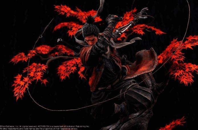 雕像侧面视角展示，武器与服饰雕刻细腻，动态姿势极具张力