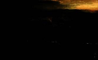 战棋玩法宣传图，展示四人对战与武将组合设定