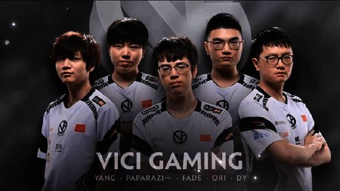 ‘四带二’战队成员合影庆祝夺冠