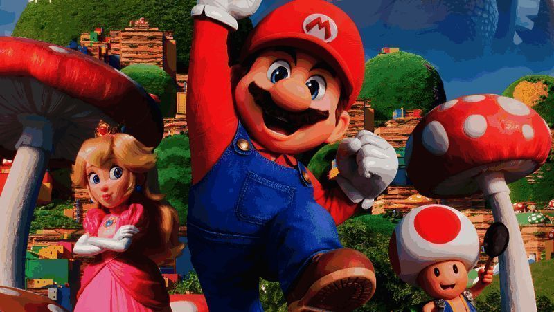 查尔斯·马尔蒂内在活动现场的照片，身穿休闲装，面带微笑