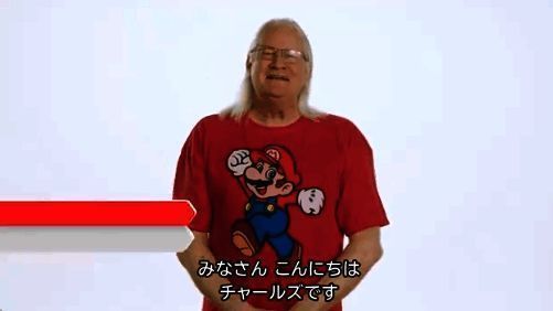 任天堂展览现场照片，马里奥形象立牌前聚集着众多粉丝