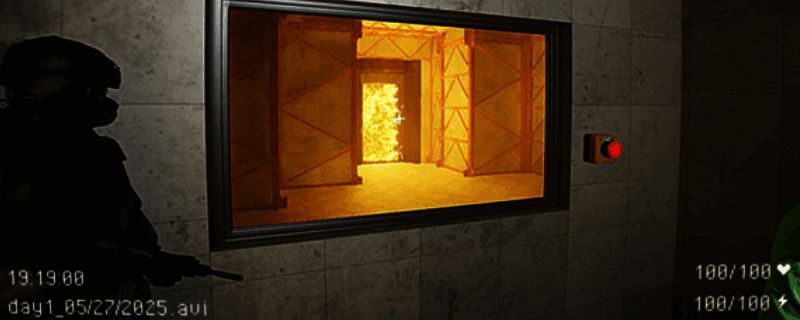 《禁锢密室》游戏场景截图，昏暗走廊中角色手持手电筒探索未知区域，气氛紧张压抑