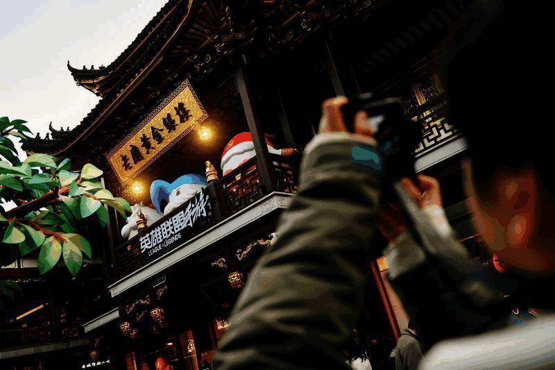 豫园灯会中展示的《英雄联盟手游》主题花灯，包括约德尔人和魄罗形象