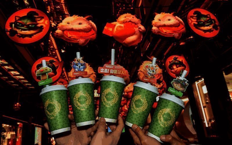 豫园灯会期间推出限定版约德尔人主题套餐，吸引众多游客品尝