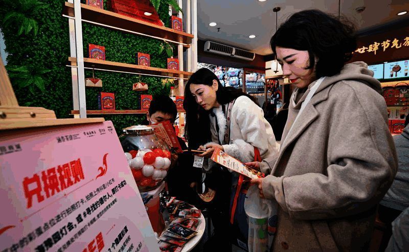 豫园灯会活动现场人流如织，游客纷纷拍照打卡