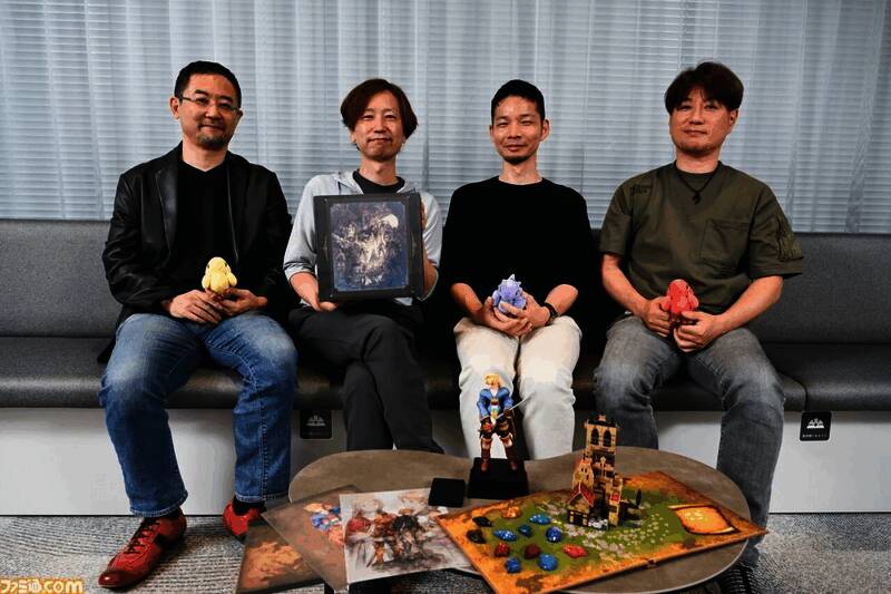 角色立绘与界面设计对比图，展现强化版在画质与UI上的进化