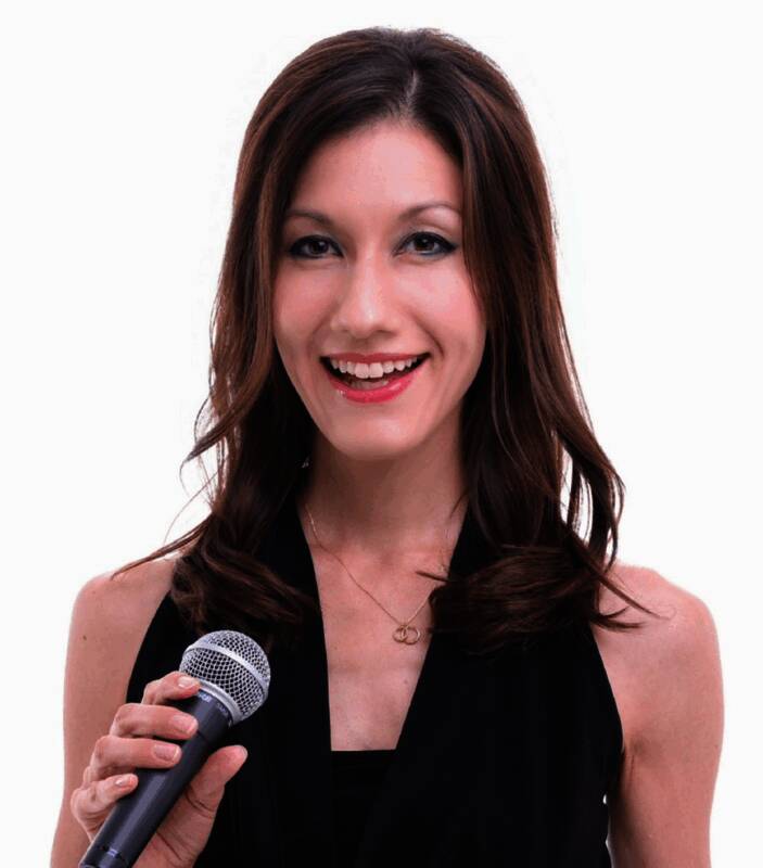 混血歌手Emi Evans在录音棚演唱画面，表情专注且充满情感