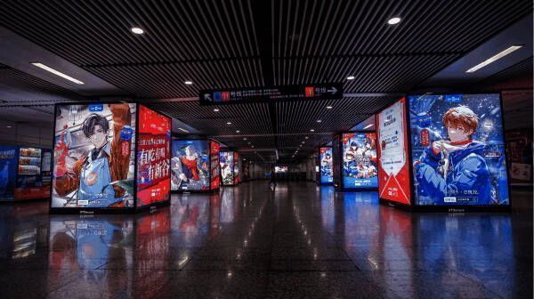上海徐家汇地铁站设置的未定事件簿主题装饰，吸引众多粉丝驻足拍照