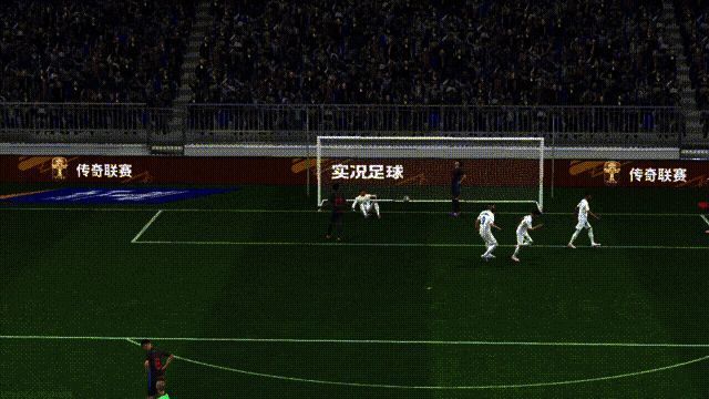 菲戈使用落叶式横传技能，皮球划出一道优美弧线进入禁区