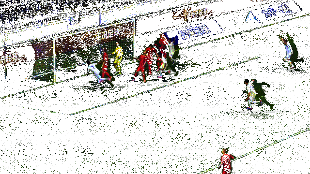 菲戈冷静观察后送出一脚精准直塞，成功穿透对方整条防线