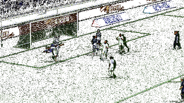 菲戈底线附近接应传球后直接传中，助攻队友头球破门