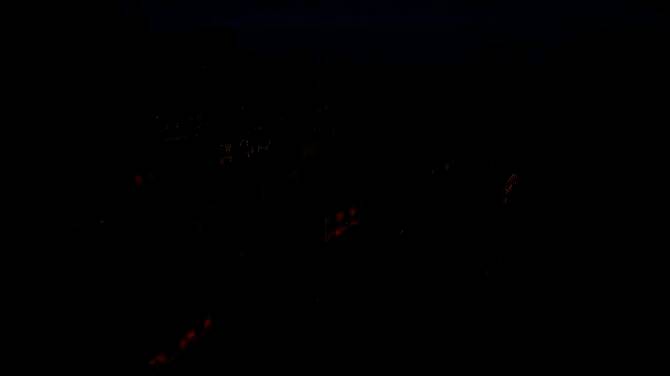 特写镜头下，士兵眼神坚定，准备发起突袭