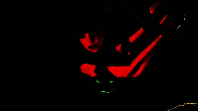 百合优雅站立，手持武器展现英姿飒爽的一面