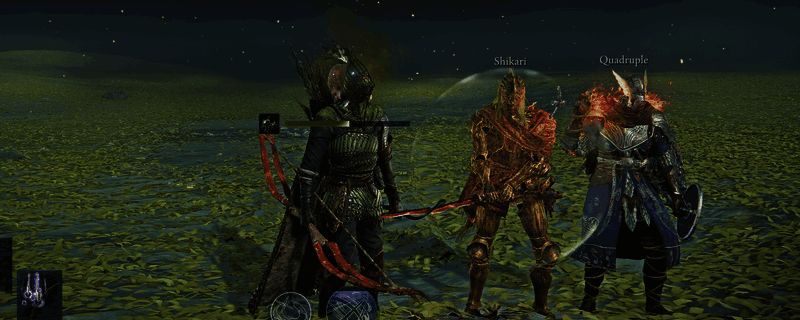 游戏内三位角色并肩作战的画面，左侧为敏捷型追猎者，中间为防御型铁眼，右侧为远程输出隐者