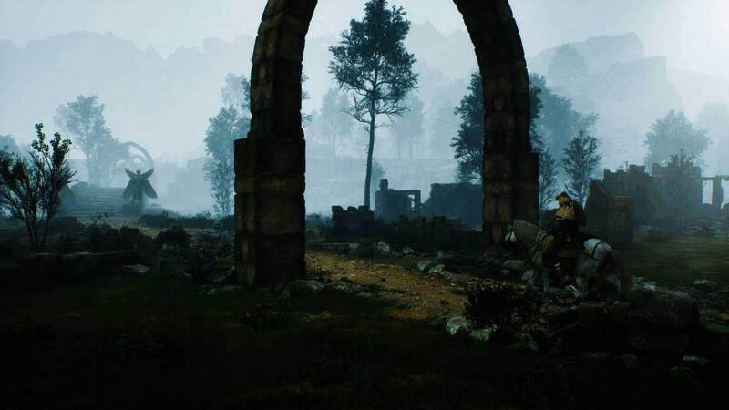 夜幕下城市灯火通明，街道上人群熙攘，展现出繁荣景象